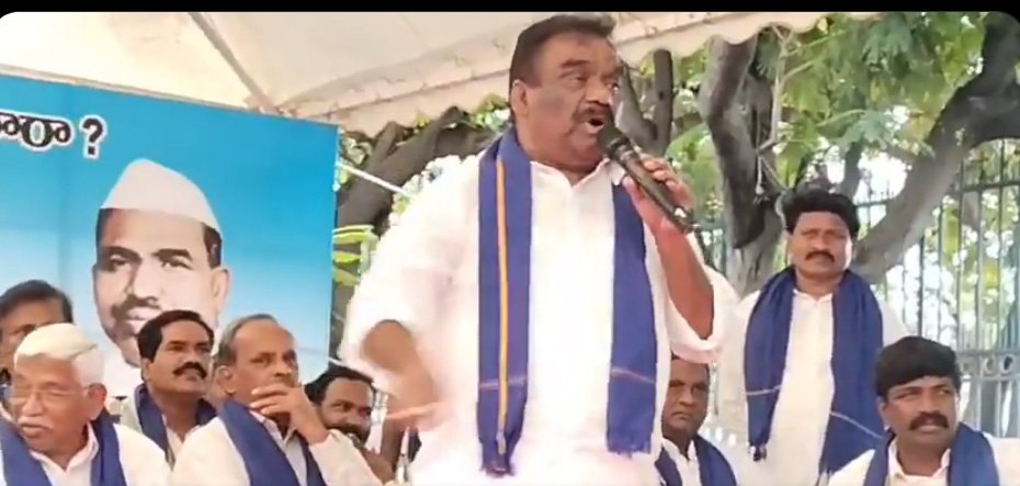 దళిత స్పీకర్‌పై వ్యాఖ్యలు.. ఫామ్‌హౌస్ వద్ద నిరసన